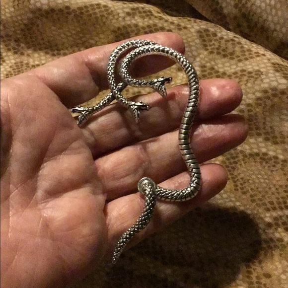 NEW. Gothic Punk Silver Tone Snake Ear Cuff Wrap around Stud Individual Earring. - Picture 7 of 12